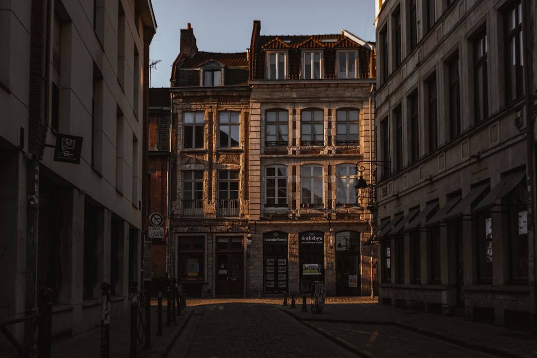 découvrez les quartiers à éviter à lille pour garantir votre sécurité lors de votre visite ou résidence. conseils et informations essentielles sur les zones sensibles de la ville.