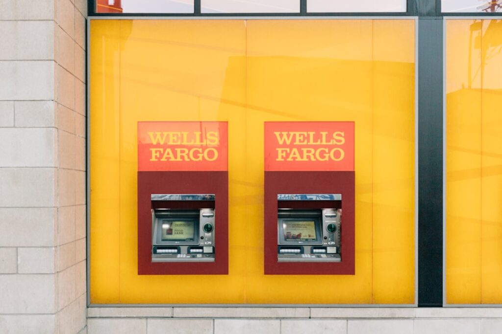 découvrez nos services bancaires complets adaptés à vos besoins : gestion de comptes, prêts, épargne et conseils personnalisés pour optimiser votre patrimoine.