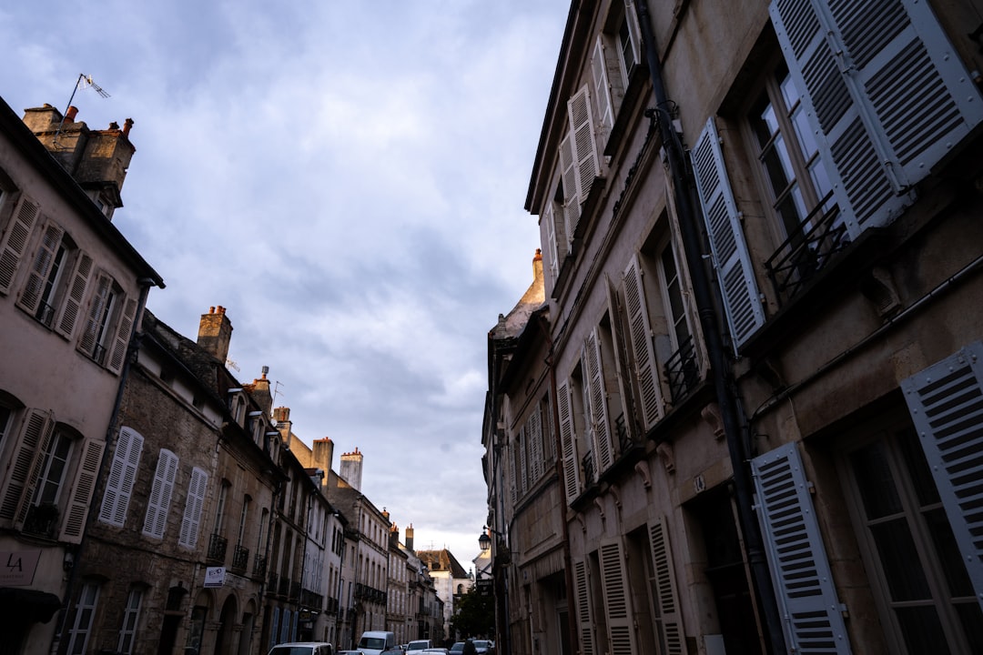 découvrez les quartiers de bordeaux à éviter pour un séjour sécurisé et agréable. guide complet des zones à connaître avant de visiter la ville.