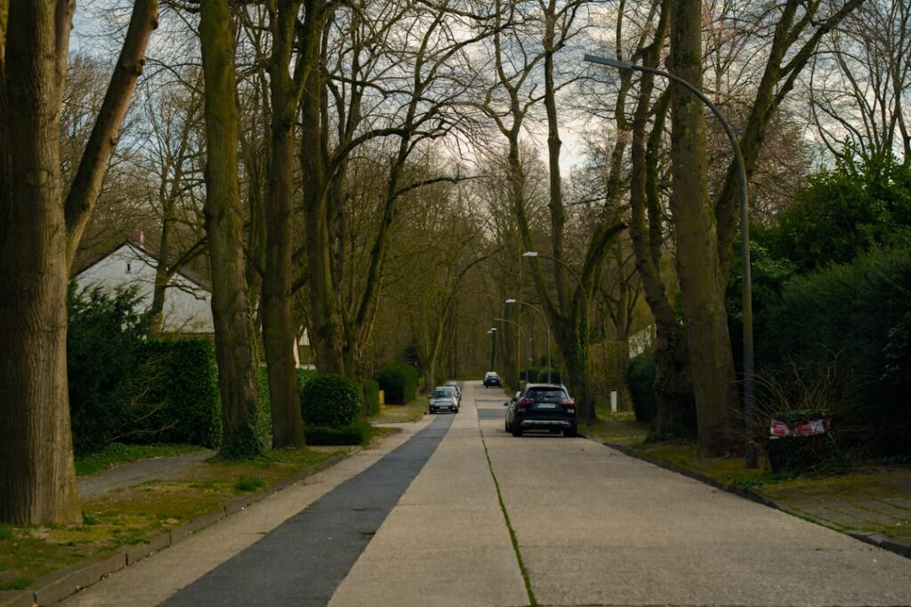 découvrez les quartiers de bordeaux à éviter pour un séjour en toute tranquillité. conseils et informations pour voyager sereinement dans la ville.