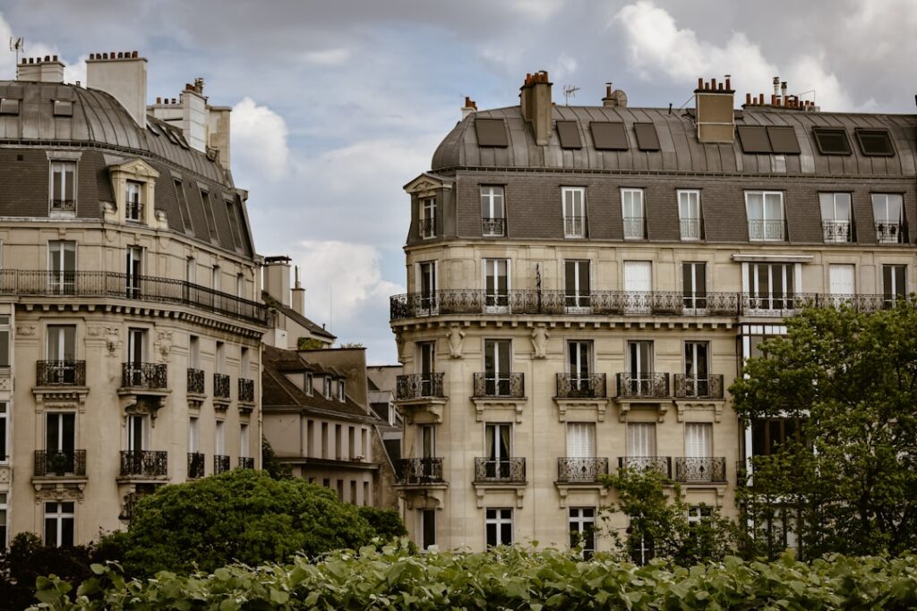 découvrez les quartiers de paris réputés pour être les plus dangereux, avec des conseils pour rester vigilant et assurer votre sécurité lors de votre visite.