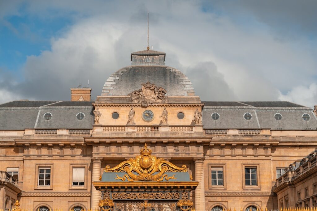 découvrez le fonctionnement et les compétences du tribunal judiciaire de paris, la juridiction de référence pour les affaires civiles et pénales dans la capitale française.