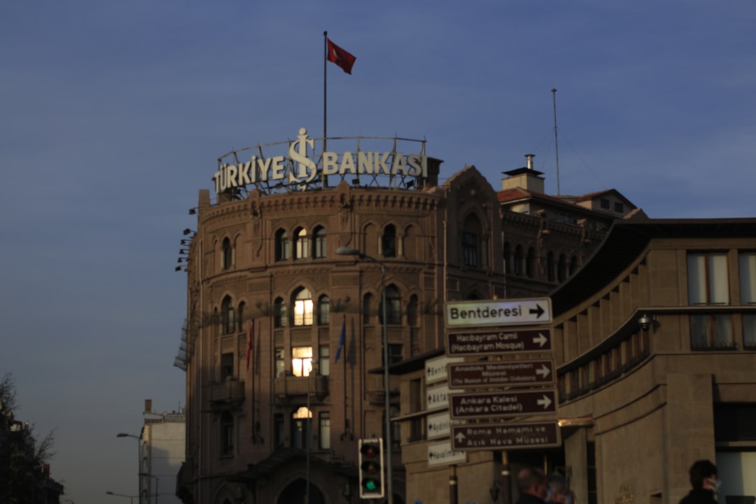 découvrez les services de private banking personnalisés pour gérer et optimiser votre patrimoine avec des conseils d'experts et des solutions sur mesure.