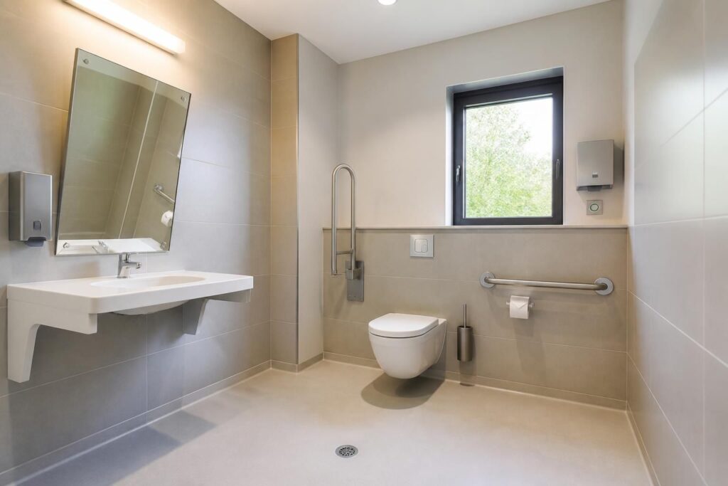 découvrez les normes essentielles à respecter pour un aménagement accessible et réussir l'installation d'un plan wc adapté aux personnes en situation de handicap.